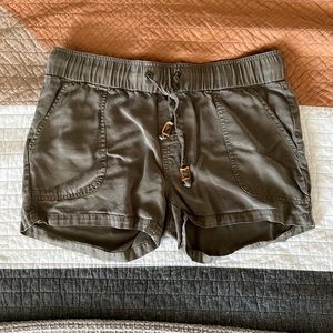 Tentree army green instow shorts